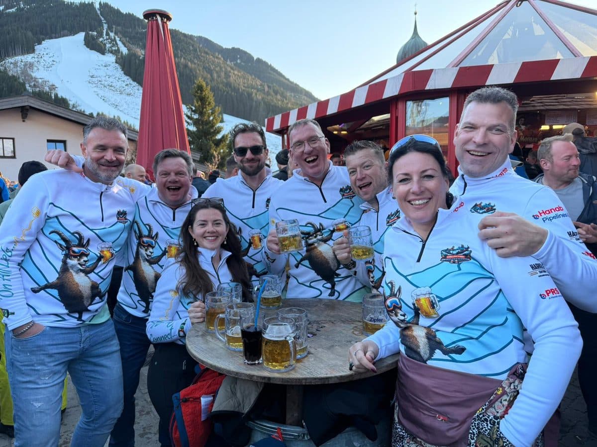 Vriendengroep in GUTSKI skipullies in de après-ski-bar